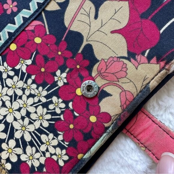 Vera Bradley | Happy Snails | Passport Cover - Picture 10 of 11